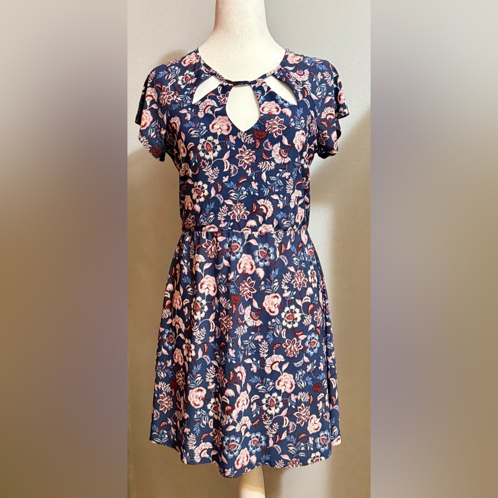 Women’s Dress Medium Size Formal Casual Pre-owned.